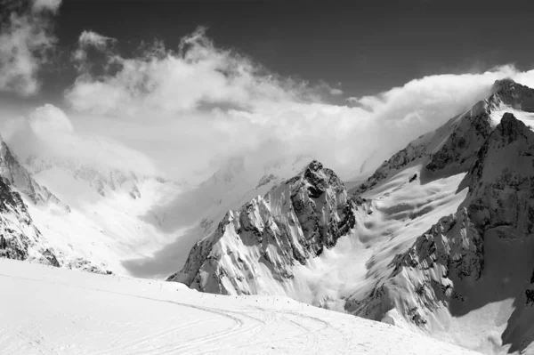 滑雪胜地雪坡上的黑白相间的景色 云中的高山景色 高加索山脉 冬季东湾地区 — 图库照片