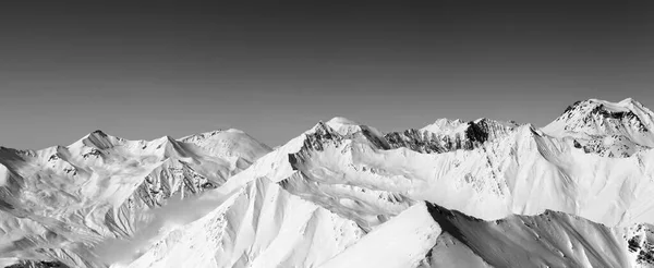 冬季多雪的群山 晴朗的天空 格鲁吉亚高加索山脉 古道里地区 黑白色调的风景 — 图库照片