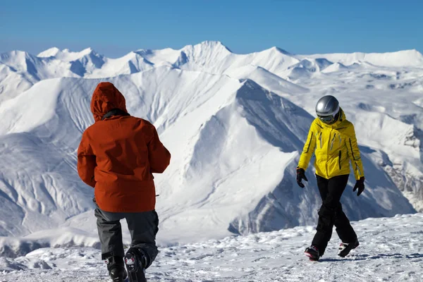Due Sciatori Cima All Alta Montagna Innevata Caucaso Montagne Inverno — Foto Stock
