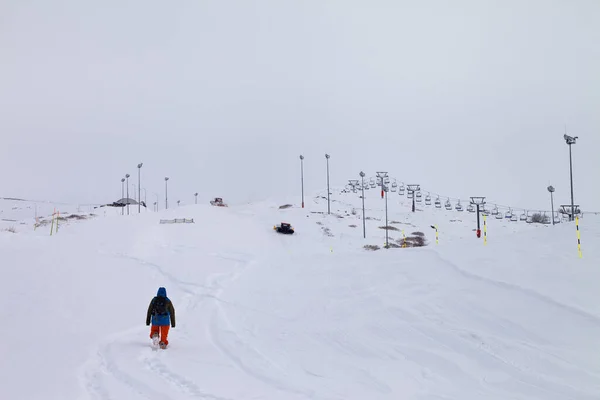 Skipiste Met Pas Gevallen Sneeuw Sneeuwstorm Grijze Lucht Nevel Kaukasusgebergte — Stockfoto