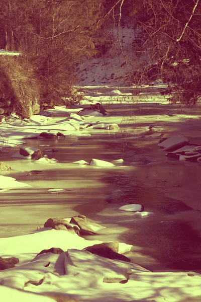 Замерзшая Горная Река Солнечное Зимнее Утро Украина Карпаты Тонированный Пейзаж — стоковое фото