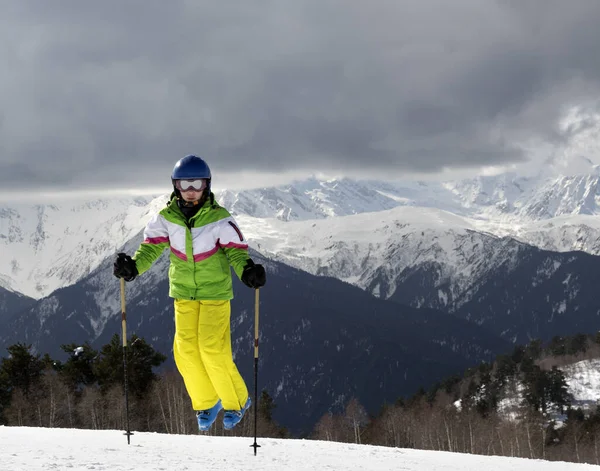 年轻的滑雪者带着滑雪杆站在太阳山和多云的灰色天空中跳跃 高加索山脉 格鲁吉亚Svaneti地区Hatsvali — 图库照片