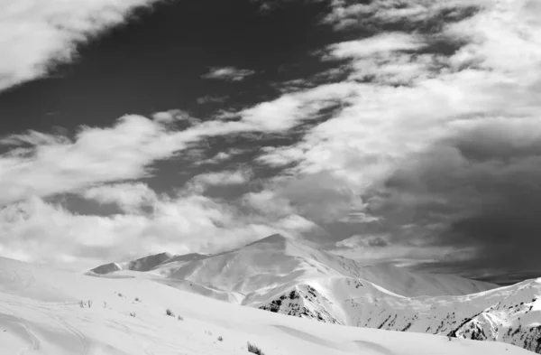 Fekete Fehér Sípálya Égbolt Felhőkkel Este Tetnuldi Kaukázus Hegység Grúzia — Stock Fotó