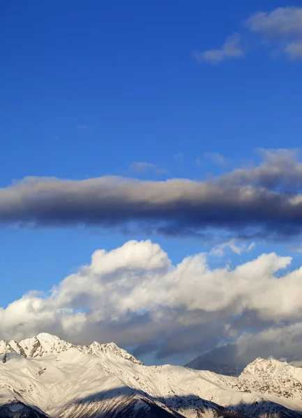 Kar Kış Dağları Bulutların Içinde Güneş Batarken Kafkas Dağları Gürcistan — Stok fotoğraf