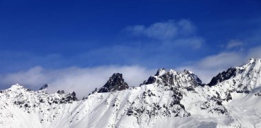 Karlı dağ güneş gün panoramik görünüm. Kafkas Dağları. Svaneti bölgesi Gürcistan.