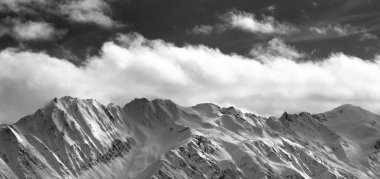 Kar kış dağlarında siyah ve beyaz panoramik manzara ve akşamları güneş ışığı bulutlu gökyüzü. Kafkas Dağları. Gürcistan 'ın Svaneti bölgesi