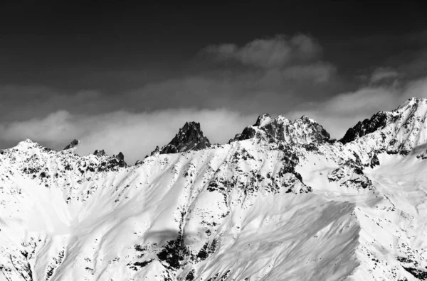 太陽の日に雪の山の中で黒と白のビュー コーカサス山脈 ジョージア州のスヴァネティ地方 — ストック写真