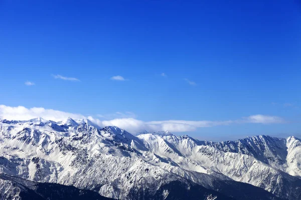 冬の太陽の日に日光雪の山 コーカサス山脈 ジョージア州 地域スヴァネティ — ストック写真