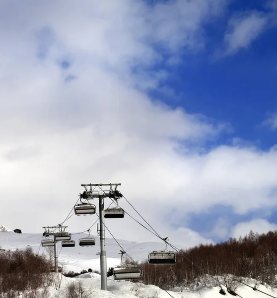 スキー場のチェアリフトと雲の中の雪の冬の山 コーカサス山脈 テトヌルディ山 ジョージア州のスヴァネティ地方 — ストック写真