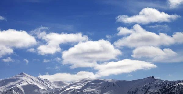 Panoraamanäkymät Auringonvalolle Lumi Vuoret Sininen Taivas Pilvet Kaukasuksen Vuoret Svanetin — kuvapankkivalokuva
