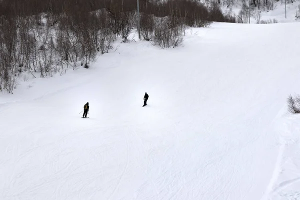 Lyžař Snowboardista Sjezdovce Šedý Zimní Den Kavkazské Hory Hatsvali Svaneti — Stock fotografie