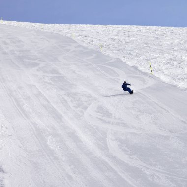 Karlı kayak pisti ve kış gününde snowboardcu. Gürcistan, Gudauri bölgesi. Kafkas Dağları.