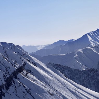 Sabahları karlı dağlar. Georgia mı? Kafkas Dağları, kışın Gudauri bölgesi.