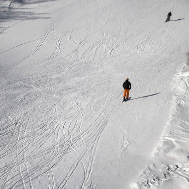 Kar yamacındaki kayakçılar kış günü. Kafkas Dağları. Hatsvali, Gürcistan 'ın Svaneti bölgesi. Kare resim.