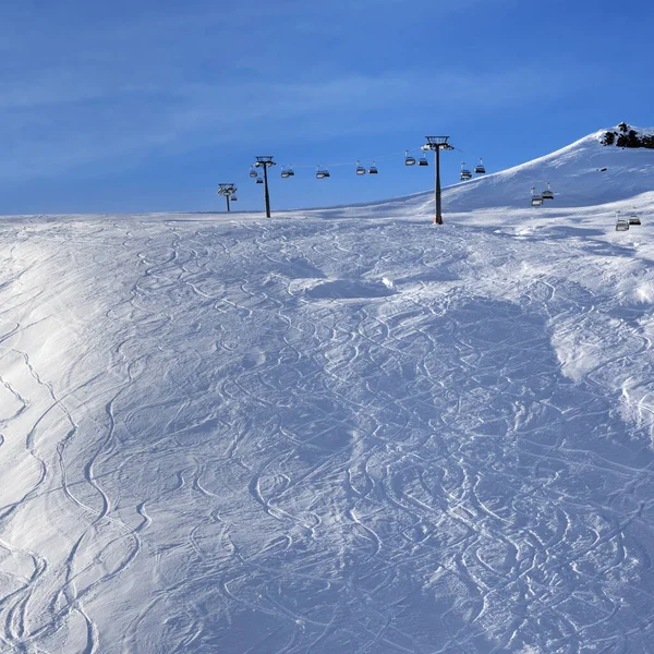 Αντηλιακή Χιονισμένη Πλαγιά Εκτός Πίστας Ίχνη Από Σκι Και Snowboard — Φωτογραφία Αρχείου