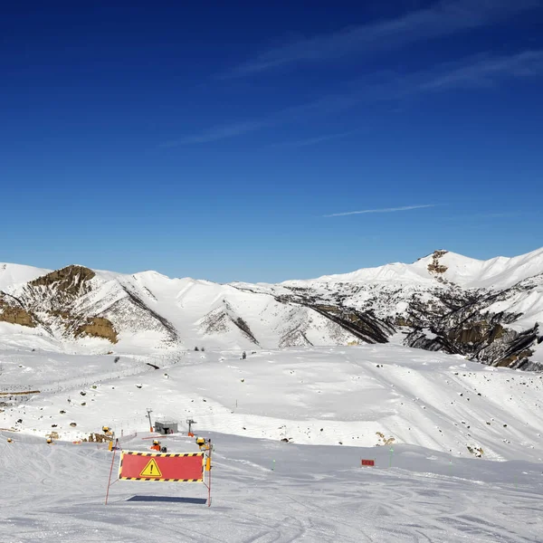 Pista Esquí Nevado Sol Día Invierno Gran Cáucaso Shahdagh Azerbaiyán — Foto de Stock