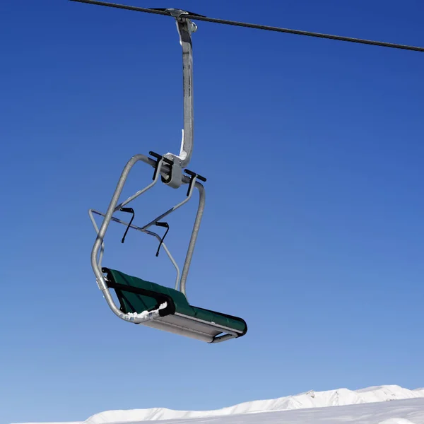 Καρέκλα Lift Στο Χιονοδρομικό Κέντρο Και Μπλε Καθαρό Ουρανό Την — Φωτογραφία Αρχείου
