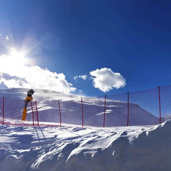 下雪后 滑雪胜地在阳光明媚的冬日里 正方形照片 — 图库照片