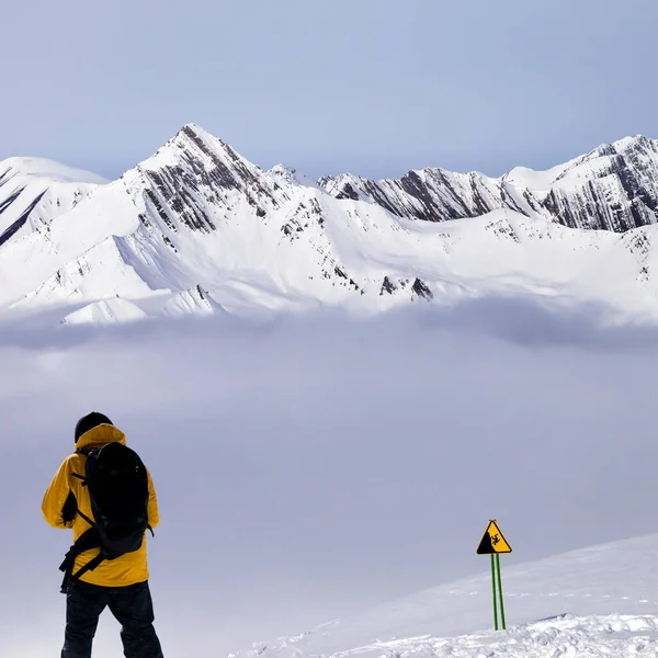 在雪山外的斜坡上放风 在薄雾中在冬季的高山上放风 格鲁吉亚高加索山脉 Gudauri地区 — 图库照片