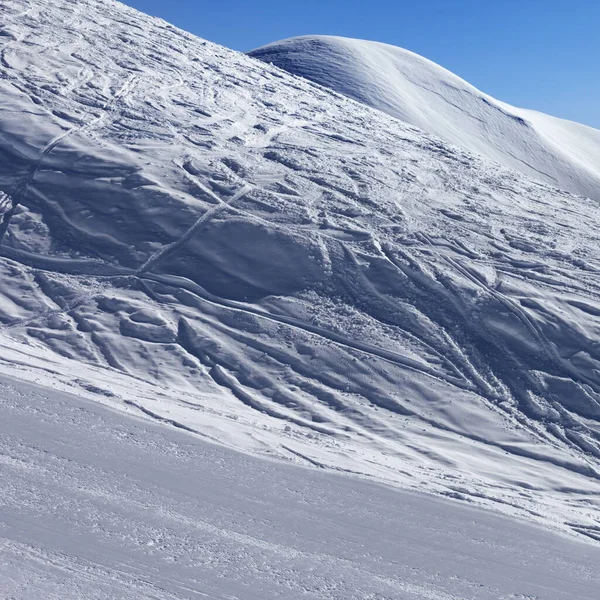 阳光普照的早晨 雪地外的斜坡上有雪橇和雪板留下的痕迹 格鲁吉亚 古道里地区 高加索山脉冬季 — 图库照片