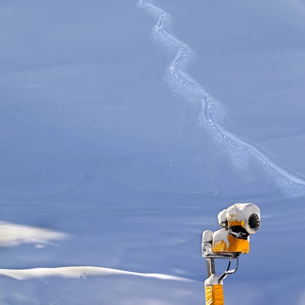 Snowy Piste Slope Trace Skis Snow Gun Sun Early Morning — Zdjęcie stockowe