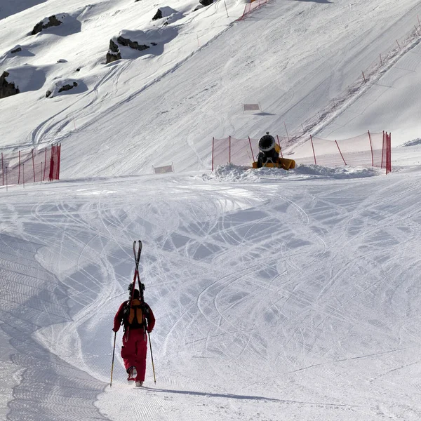 Skier Ascend Snowy Ski Slope Sun Evening Caucasus Mountains Winter — Stok fotoğraf