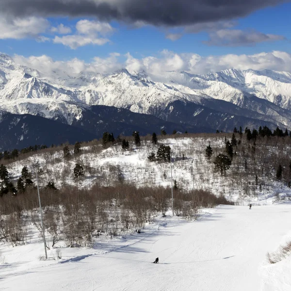 Esquiadores Pista Esqui Nevado Dia Inverno Sol Montanhas Cáucaso Hatsvali — Fotografia de Stock