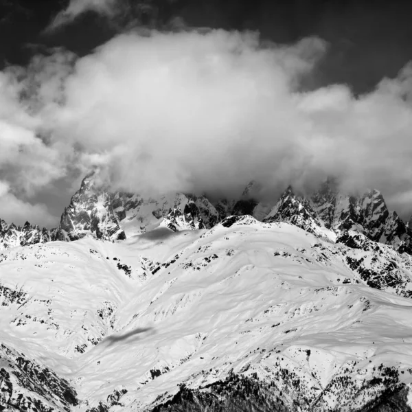 Montañas Nieve Blanco Negro Niebla Día Invierno Sol Montañas Del — Foto de Stock