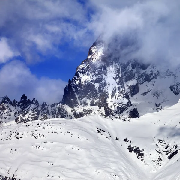 Monte Ushba Niebla Sol Día Invierno Antes Tormenta Montañas Del —  Fotos de Stock