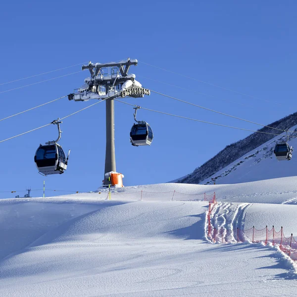 Gondola Lift Piste Slope New Fallen Snow Ski Resort Sun — 图库照片