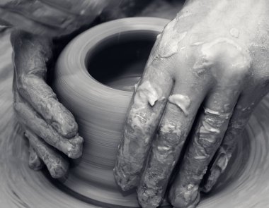 Kadın elleri çömlek çarkında kil kase yapma sürecinde. Potter işte. Yakın çekim görüntüsü. Siyah ve beyaz tonlu görüntü.