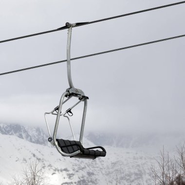 Sandalye kaldırma ve puslu karlı dağlar. Kafkas Dağları. Hatsvali, Gürcistan 'ın Svaneti bölgesi. Kare resim.