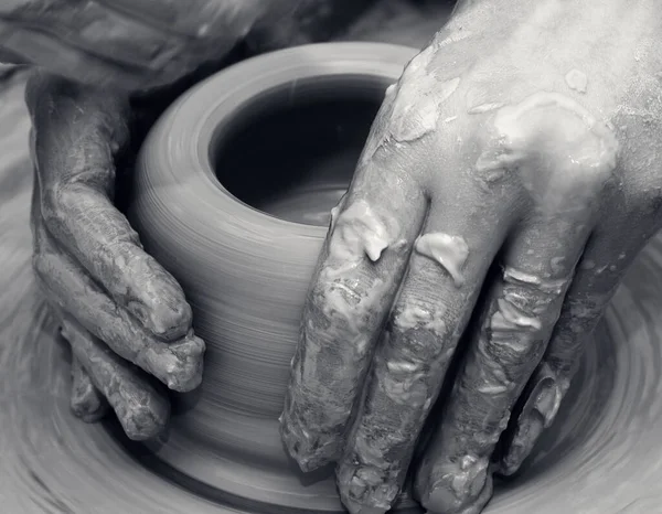 Femmes Mains Cours Fabrication Bol Argile Sur Roue Poterie Potter — Photo