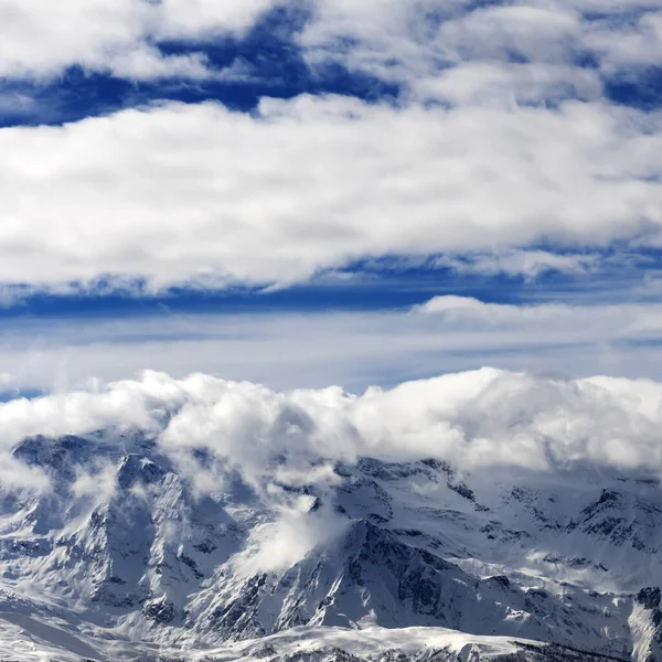 云中的白雪山 高加索山脉 格鲁吉亚 斯瓦内蒂地区 正方形图像 — 图库照片