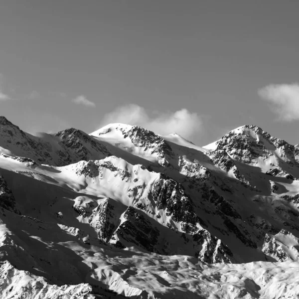 Güneşli Bir Akşamda Siyah Beyaz Karlı Kış Dağları Kafkas Dağları — Stok fotoğraf