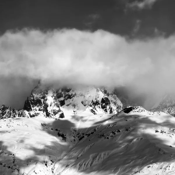 Siyah Beyaz Kar Dağları Kış Gününde Bulutların Içinde Kışın Kafkas — Stok fotoğraf