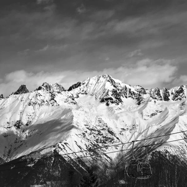 Siyah Beyaz Kayak Güzel Bir Kış Gününde Kar Dağlarında Yükselir — Stok fotoğraf