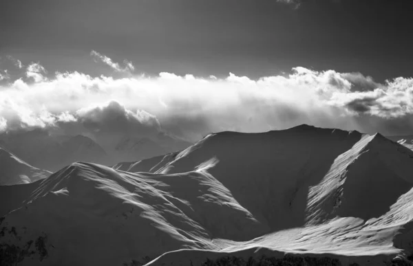 Schwarz Weißer Blick Auf Verschneite Berge Abend Mit Sonnigen Wolken — Stockfoto