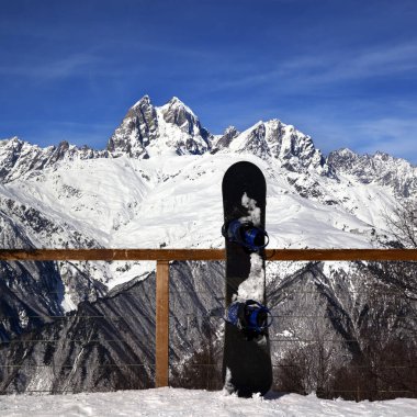Güneşli kış günlerinde kayak merkezindeki açık kafede snowboardlar. Ushba Dağı, Kafkas Dağları. Gürcistan 'ın Svaneti bölgesi. Kare resim