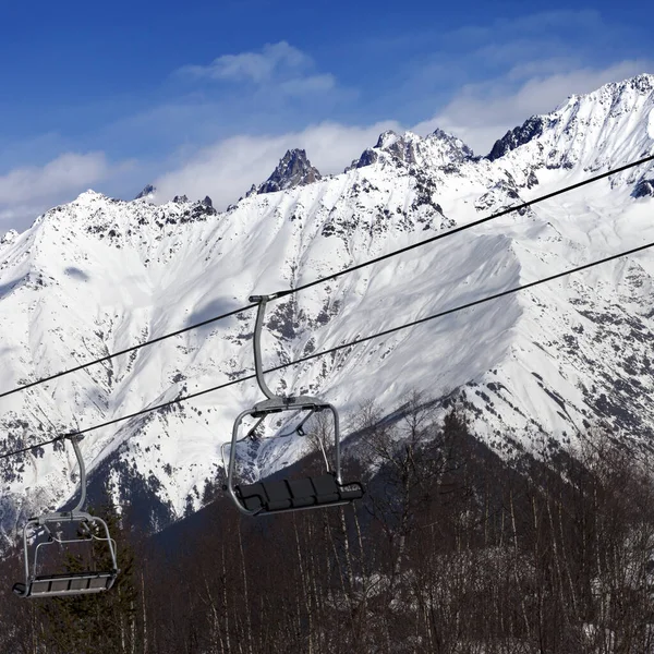 Skigebiet Mit Sessellift Und Schneebedeckten Bergen Einem Schönen Sonnigen Tag — Stockfoto