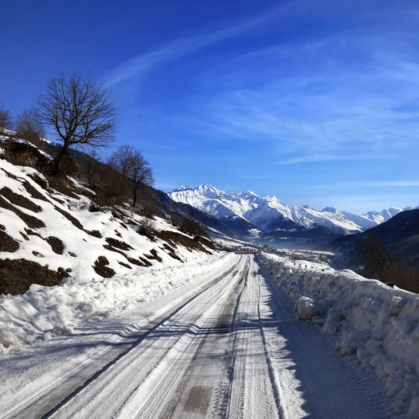 冬日晨山雪道 高加索山脉 格鲁吉亚 斯瓦内蒂地区 正方形图像 — 图库照片