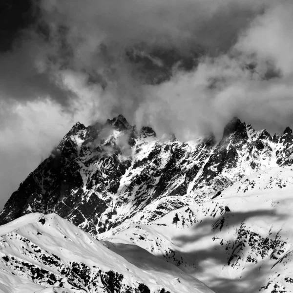 Černobílé Zasněžené Skály Oparu Slunečného Zimního Dne Kavkazské Hory Oblast — Stock fotografie