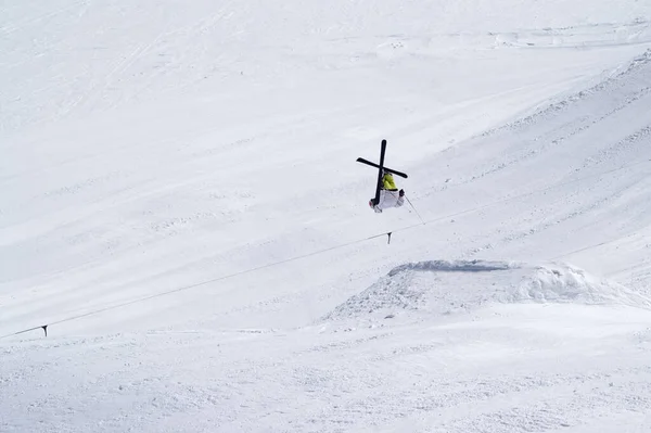 Skifahrer Springen Sonnigen Wintertag Snowpark Skigebiet — Stockfoto