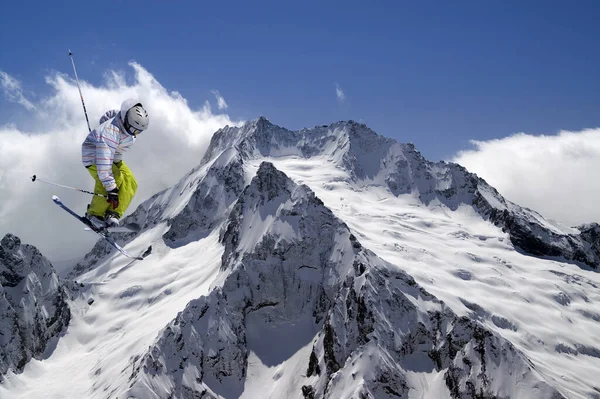 Saltador Esquí Freestyle Con Esquís Cruzados Altas Montañas Nevadas Soleado — Foto de Stock