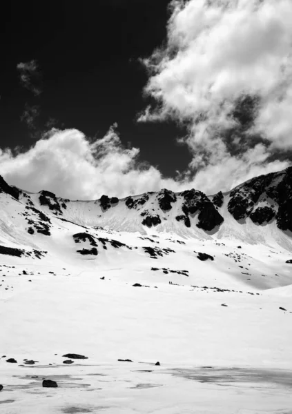 Hohe Sonnenbeschienene Felsen Schneebedecktes Plateau Mit Steinen Und Wolkenverhangener Blauer — Stockfoto