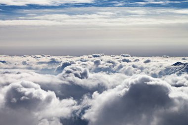 Güneşli kış akşamında güzel güneş ışığı bulutlarıyla kaplı karlı yüksek dağlar. Kafkasya Dağları, Gürcistan, Gudauri bölgesi.