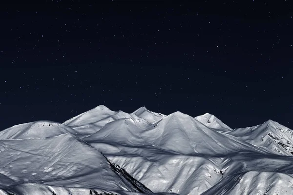 Karlı Yüksek Dağlar Kış Gecelerinde Karanlık Yıldızlı Gökyüzü Kafkasya Dağları — Stok fotoğraf