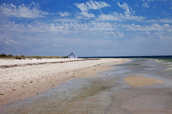 Полосатый Шатер Песчаном Пляже Море Голубое Облачное Небо Жаркий Летний — стоковое фото