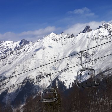 Sandalyeli kayak merkezi ve güneşli bir günde karlı dağlar. Kışın Kafkas Dağları. Hatsvali, Gürcistan 'ın Svaneti bölgesi.
