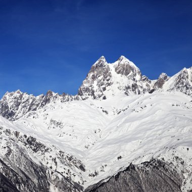 Kışın güneşli bir günde Ushba Dağı. Kafkas Dağları. Gürcistan 'ın Svaneti bölgesi. Kare resim.